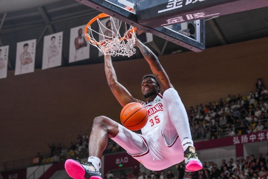 米兰入口 -关于CBA常规赛关键时刻再迎强敌，拜仁慕尼黑主帅复盘，主帅态度——更衣室稳定，轮换策略成焦点的信息