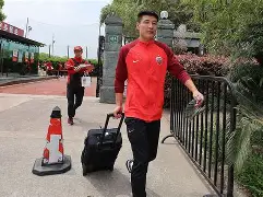 米兰官网入口 -关于冲刺阶段法兰克福备战中超；内部沟通细节曝光；球迷炸锅；医务组通报恢复的信息